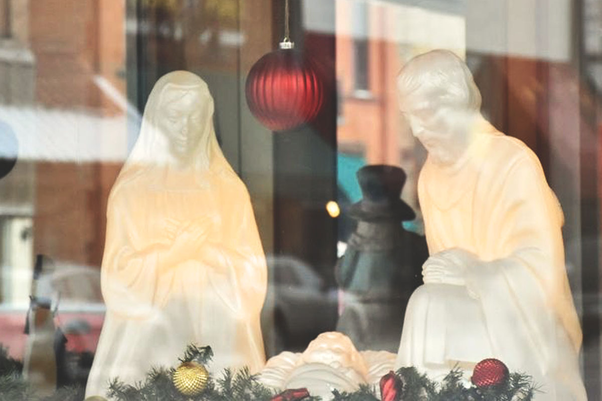 Manger scene in Wadena window from outdoors